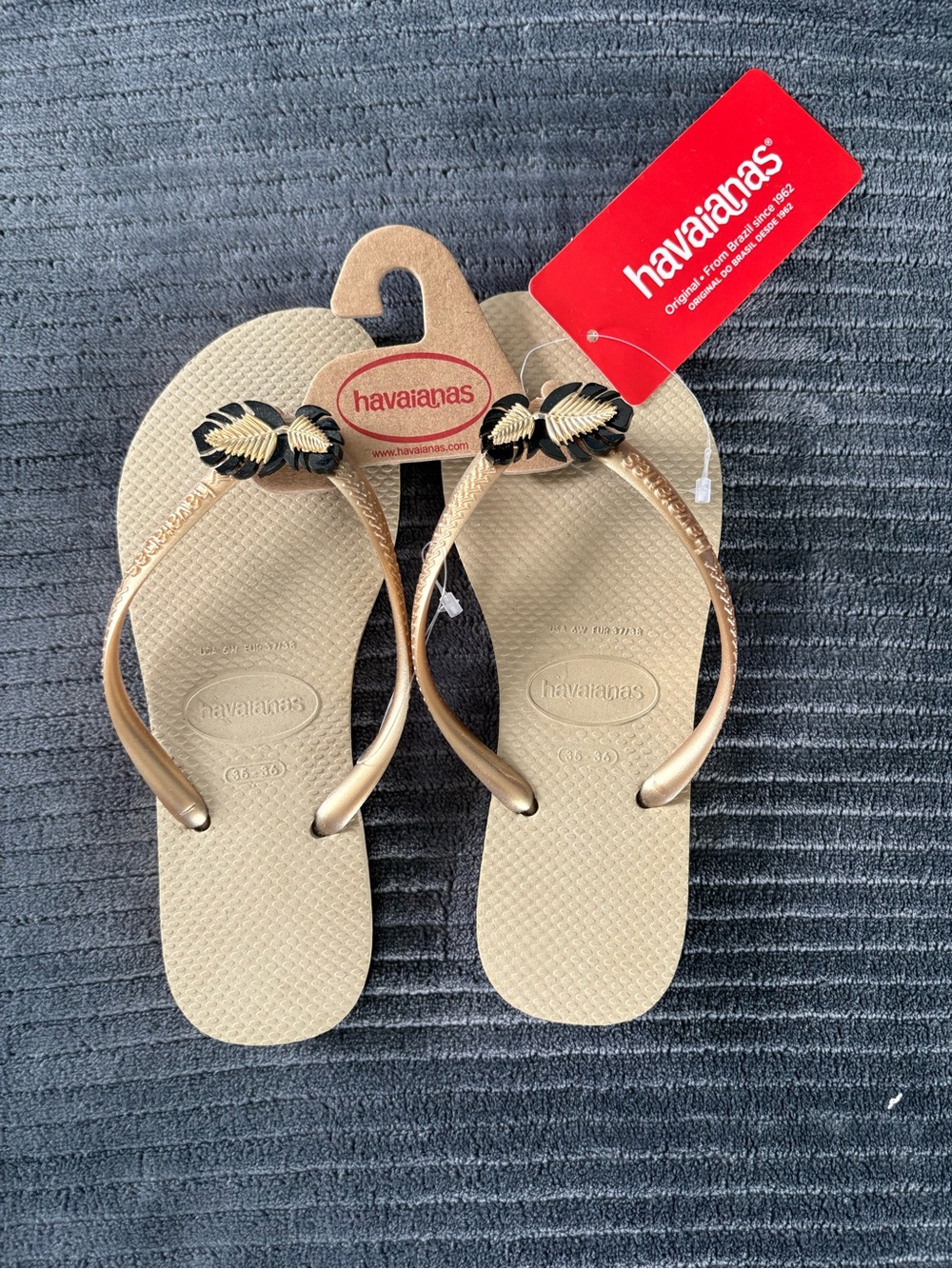 Havaianas Women’s Beige Flip Flops with Gold Straps and Black-Gold Leaf Accent